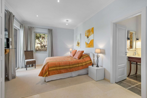Dormitorio con baño en suite