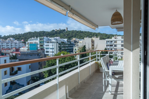 Großzügige Terrasse mit Blick auf das Schloss Belver 