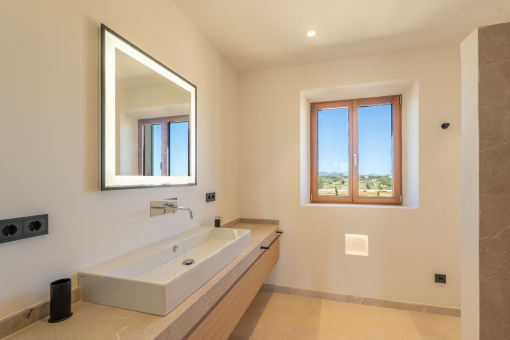 En-suite bathroom with daylight