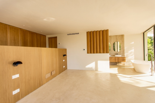 Bedroom with en-suite bathroom
