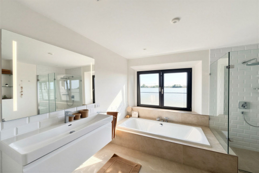 Baño con bañera y ducha