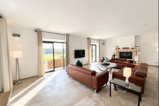 Living area with fireplace 