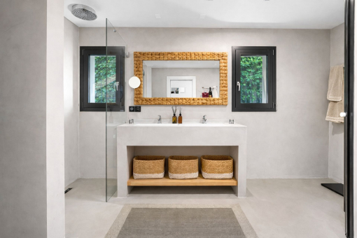 Modern and spacious bathroom