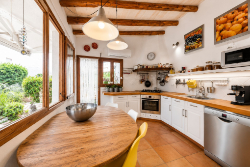Bright and spacious fitted kitchen
