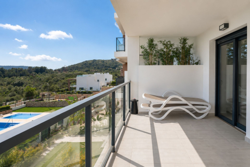 Überdachter Balkon mit gemütlichem Sitzbereich