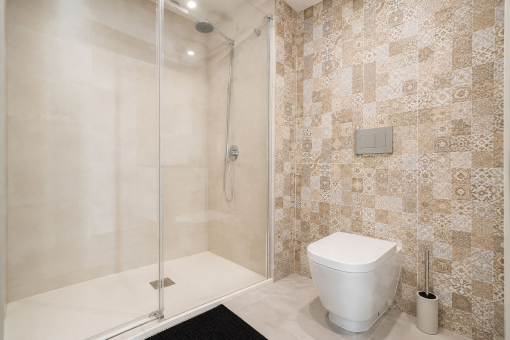 Modernes Badezimmer mit begehbarer Dusche