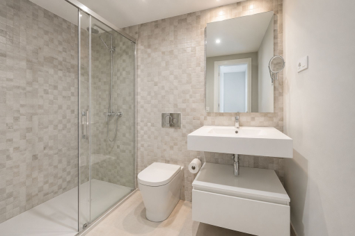 Zweites Badezimmer mit Dusche