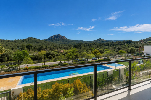 Gemeinschaftspool mit Blick in die Natur