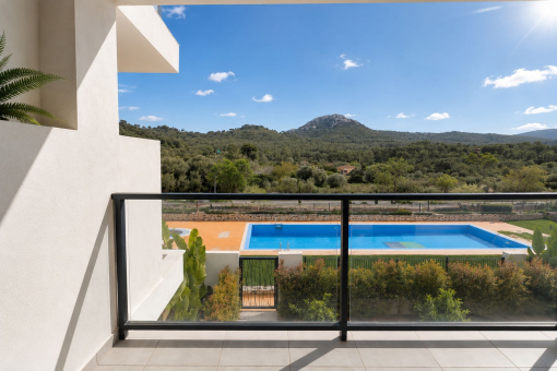 Balkon mit Blick auf Pool und mallorquinische Landschaft