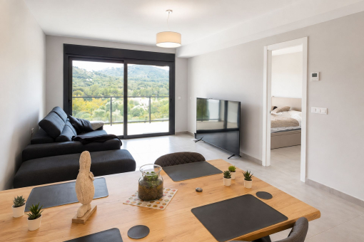 Wohn- und Essbereich mit Zugang zum Balkon