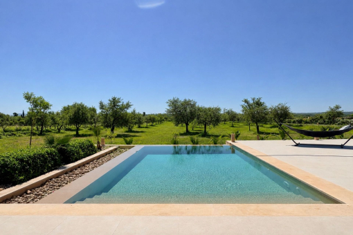 Piscina de 32 metros cuadrados junto a la vivienda