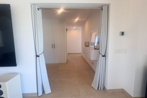 Paso del salón a los dormitorios