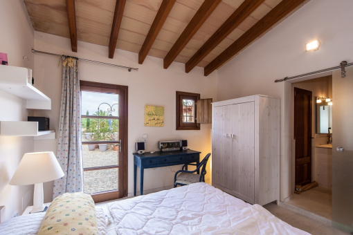 Bedroom with bathroom en suite