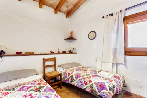 Friendly bedroom with 2 single beds