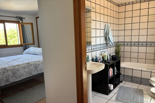 Upstairs left bedroom with en-suite bathroom