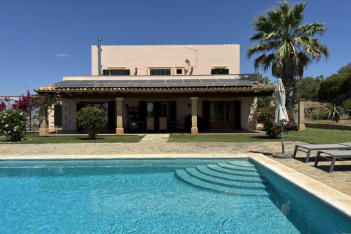 Finca with large pool, 2m deep