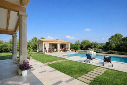 Pool house and swimming pool