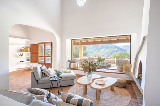 Acogedor salón con ventana panorámica y vistas a la sierra de Tramuntana