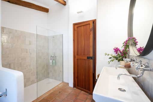 Uno de los tres baños