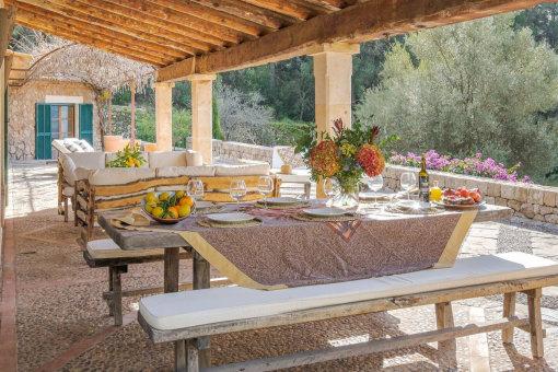 Terraza cubierta con mesa de comedor y ambiente mediterráneo