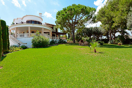 Stately villa with sea views and beautiful gardens in Bonaire
