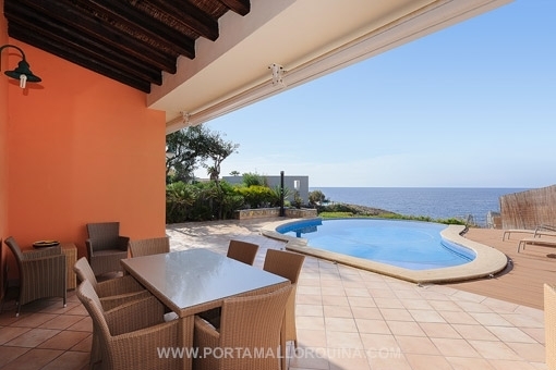 Villa im mediterranen Stil mit direktem Meerzugang in Santa Ponsa