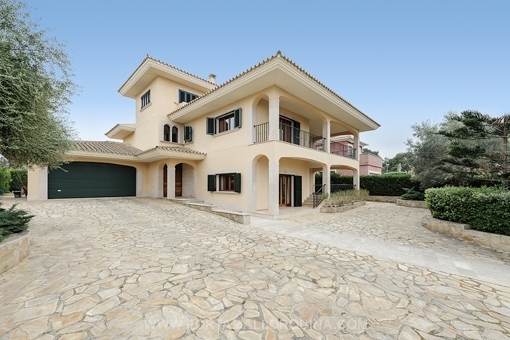 Vista exterior de la villa con garaje