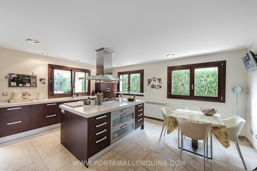 Hermosa cocina con isla central