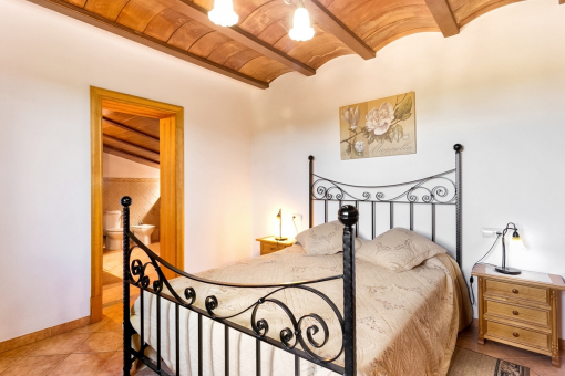 Cosy bedroom with bathroom en suite