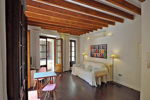 Sala de estar con balcones francesas