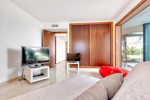 Guest room with built-in wardrobe