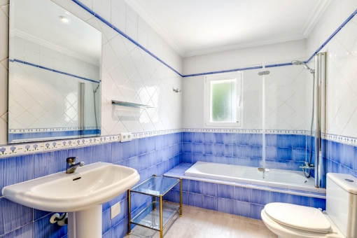 Blaues Badezimmer mit Badewanne