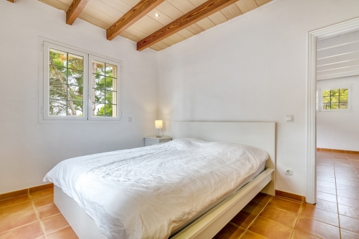 Doppelschlafzimmer mit Holzdeckenbalken