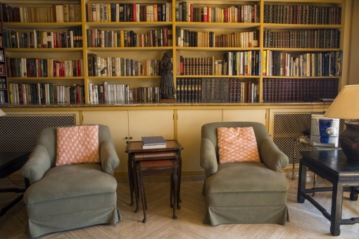 Kleine Bibliothek mit Sesseln