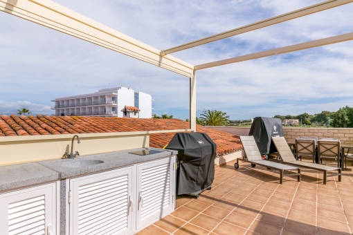 Fantastic roof terrace with outdoor kitchen and sunloungers