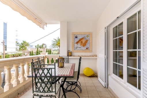 Covered terrace with dining area adjacent to the living area 