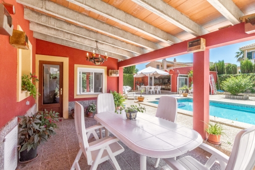 Charming terrace with dining area next to the pool area