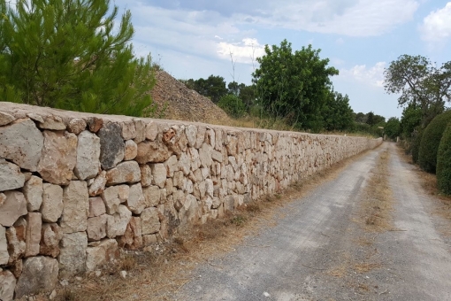 There are newly-built Mallorcan walls