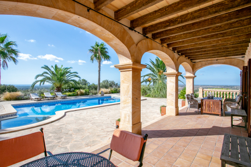 Überdachter Essbereich im Garten