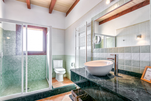 Lichtdurchflutetes Badezimmer