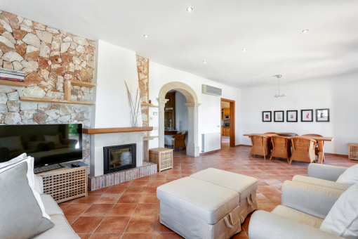 Gemütlicher Wohnbereich mit Kamin