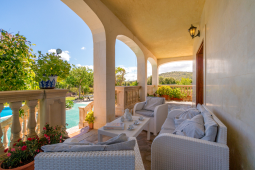 Herrliche Terrasse mit Zugang zum Pool