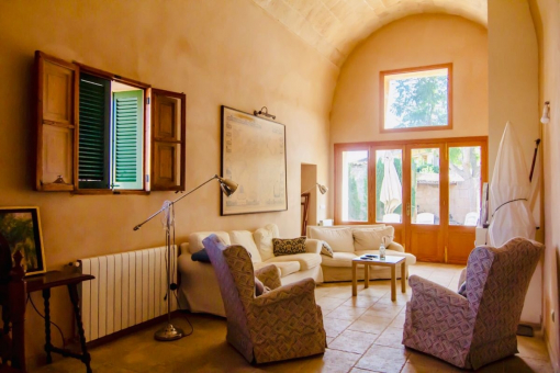 Cosy living area with access to the terrace