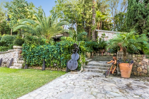 Charming elements in the garden area