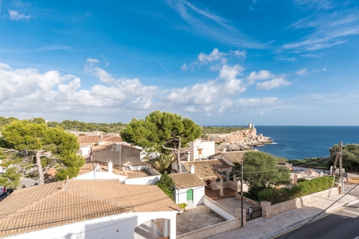 Semi-detached house with sea views in the fishing village of Cala Figuera