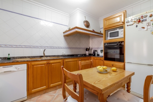 Fully equipped kitchen and dining area