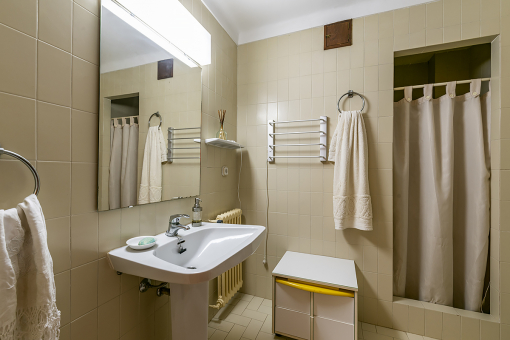 Bathroom with bath tub