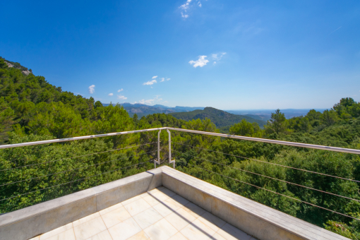Hermosa terraza con vistas a la montaña