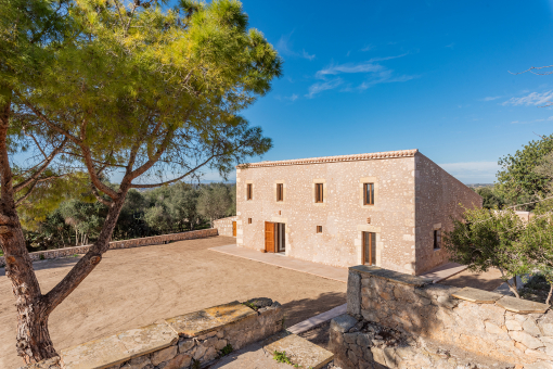 Completely core-renovated historic finca situated in an elevated location with 2 buildings and beautiful views of Manacor as far as the Tramuntana