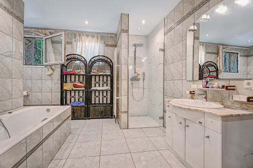 One of 4 bathrooms